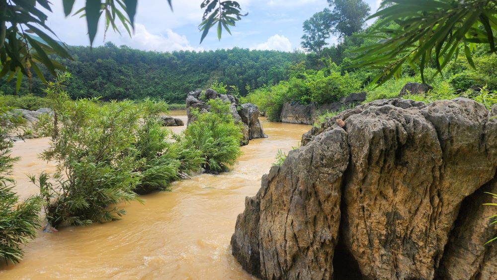 Ch&ugrave;m đ&aacute; moọc ở bến &Ocirc;ng Nghịa tr&ecirc;n s&ocirc;ng Hiếu - Ảnh: Phạm Xu&acirc;n Dũng